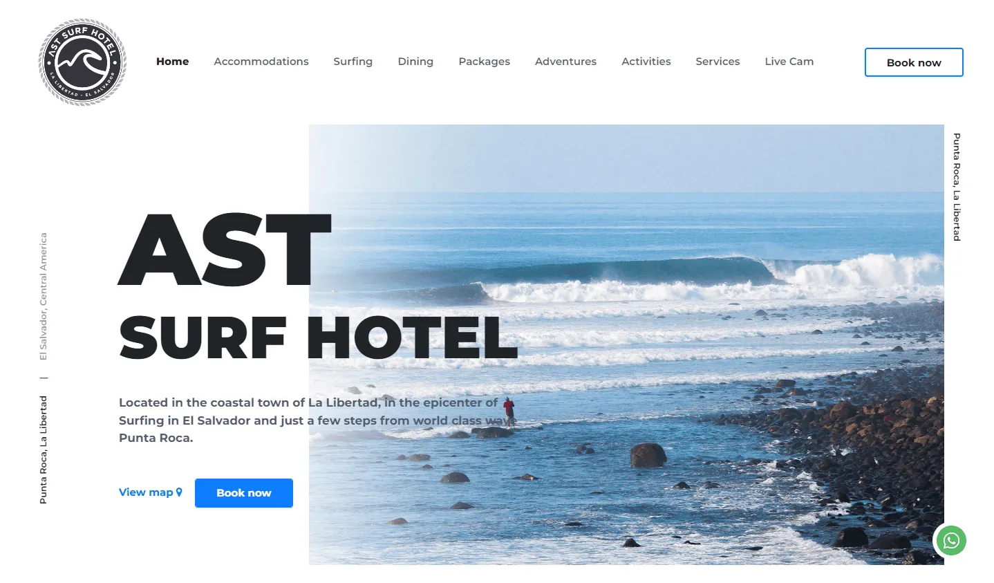 AST Surf Resort: el encabezado de la página de inicio con una ola rompiendo cerca del hotel