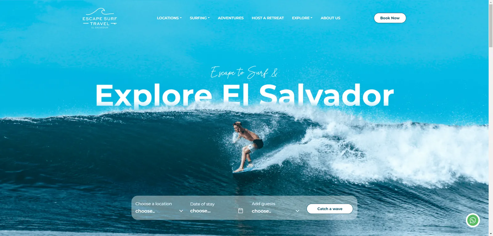 Escape Surf Travel: el encabezado de la página de inicio con un surfista sobre una ola y una barra de búsqueda de reservas