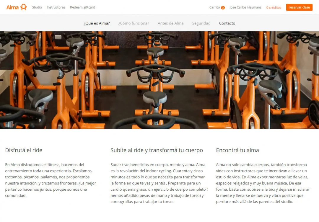 Alma Studio: la página de inicio del estudio con una fila de bicicletas de ciclismo indoor naranjas