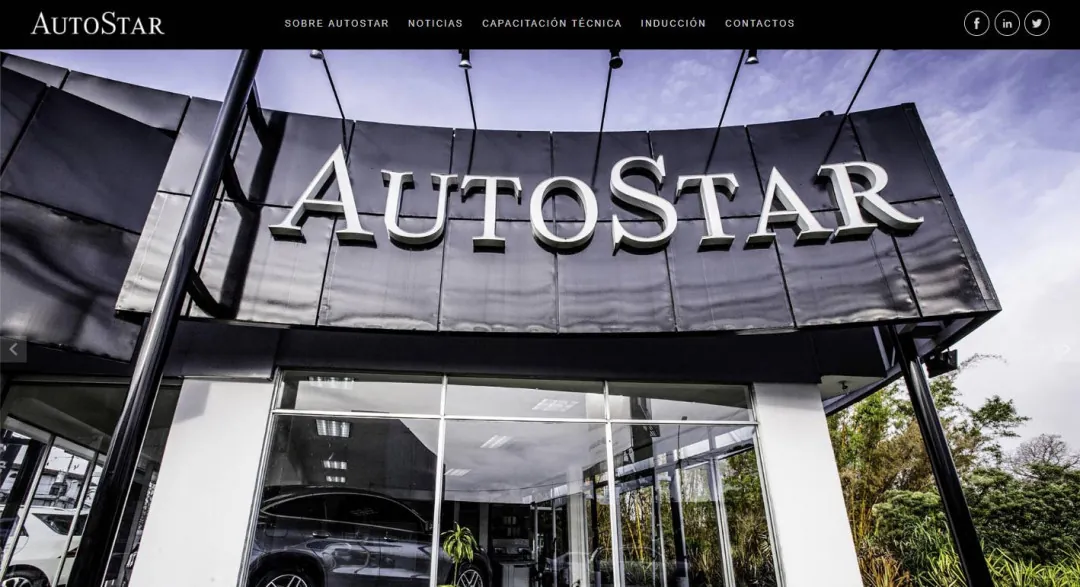 AutoStar: el rótulo iluminado de AutoStar sobre la entrada de la agencia